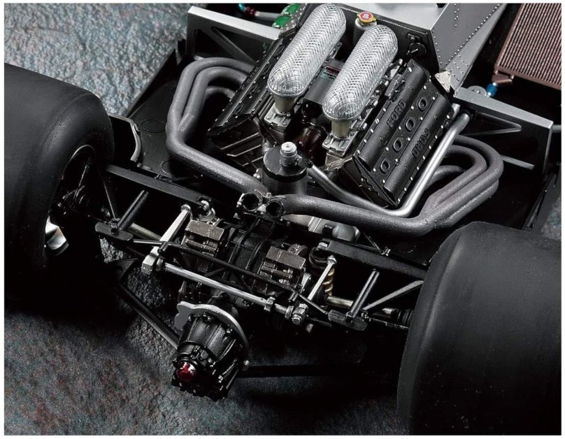 Lotus 79 Black Beauty двигатель