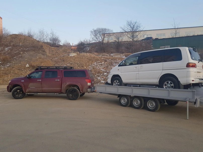 Toyota Tundra с прицепом