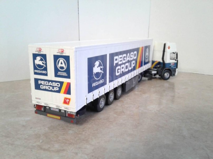 1:43 Pegaso troner Plus (1988) Pegaso Group, White / Blue cami003 / Altaya