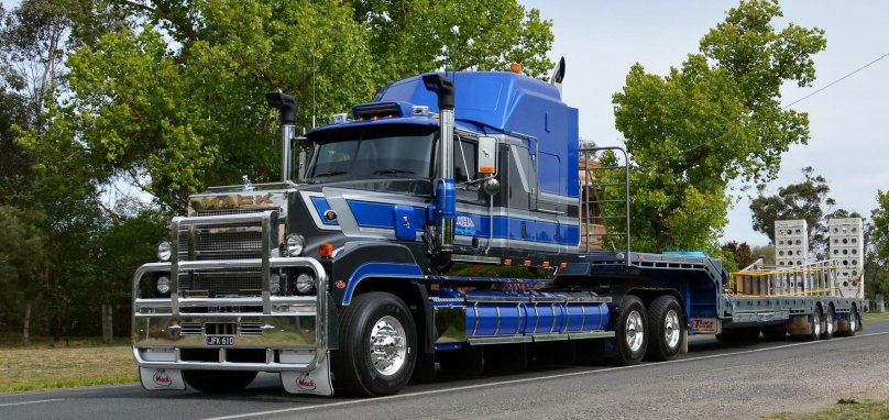 Тягач Mack Titan