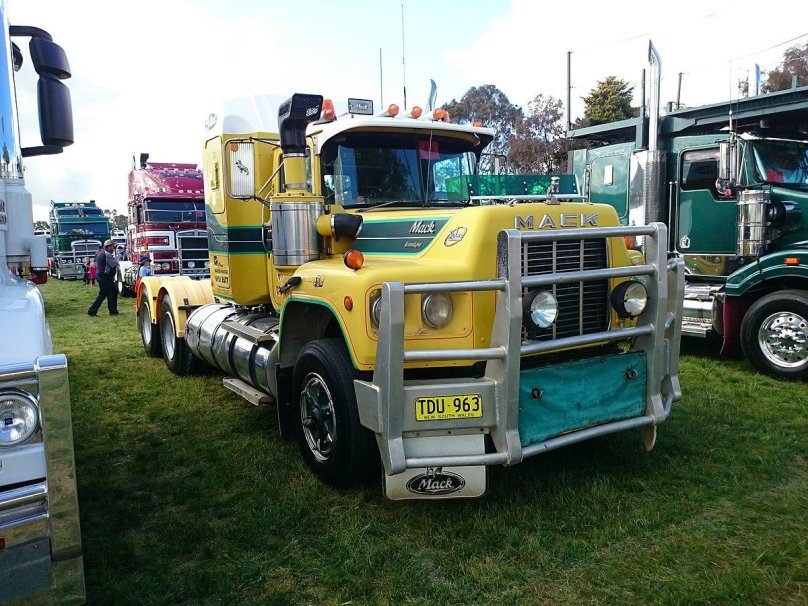 Mack r Series конвой