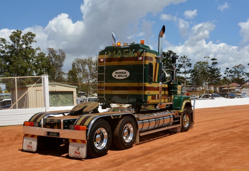 Mack седельный тягач e7