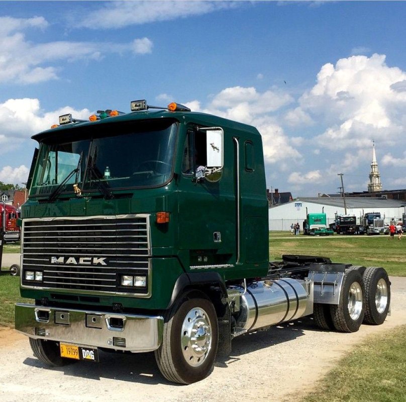 Грузовик Mack ULTRALINER