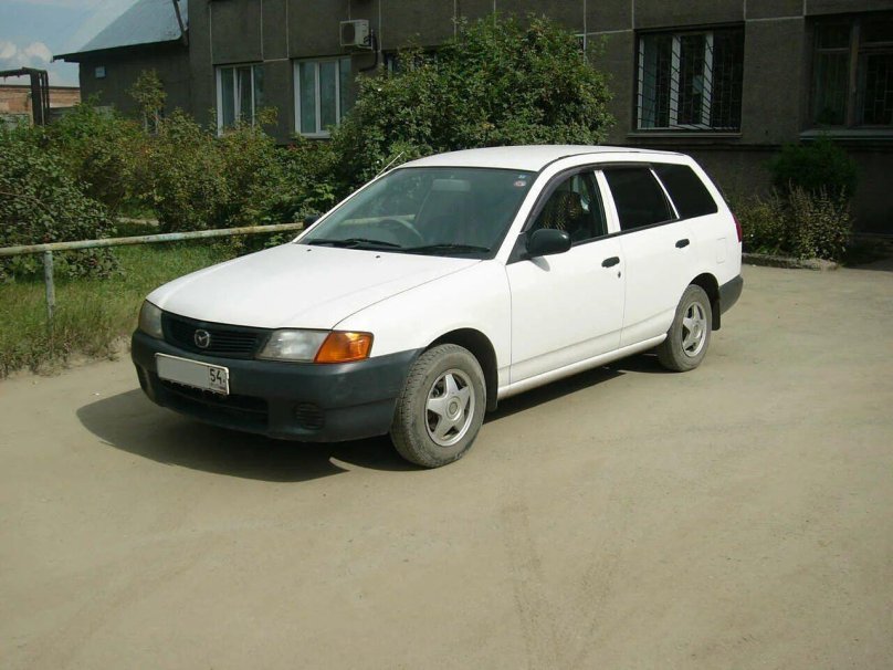 Mazda familia 2000