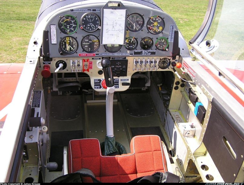 Zlin 42 кабина