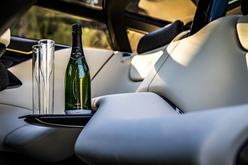 Шампанское в машине