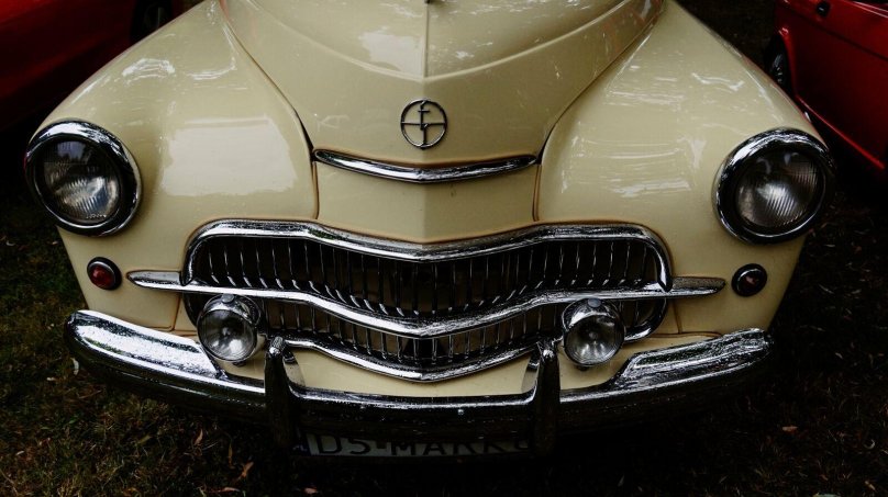 Машина с зеркалами на капоте Старая