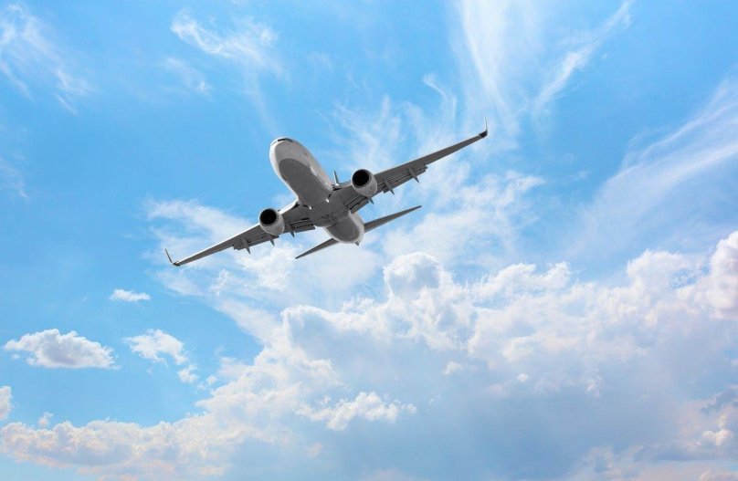 Самолет в небе