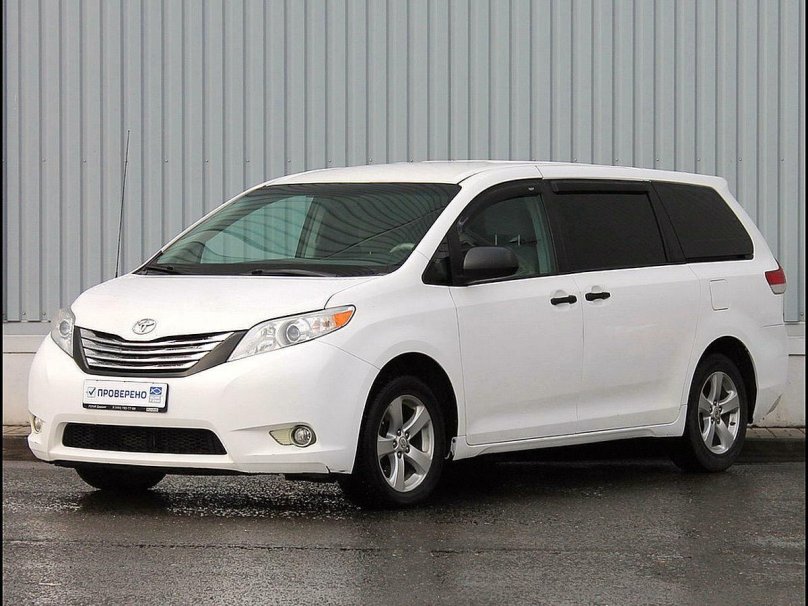 Тойота Сиенна 2010 года