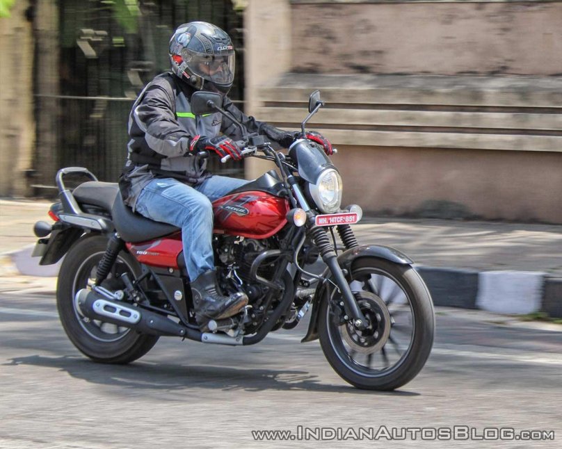 Bajaj Avenger 160 Street
