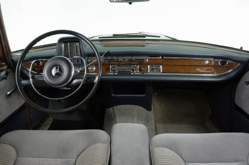 Mercedes Benz w111 Interior