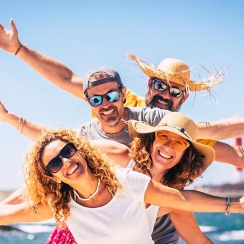 Счастливые люди на курорте