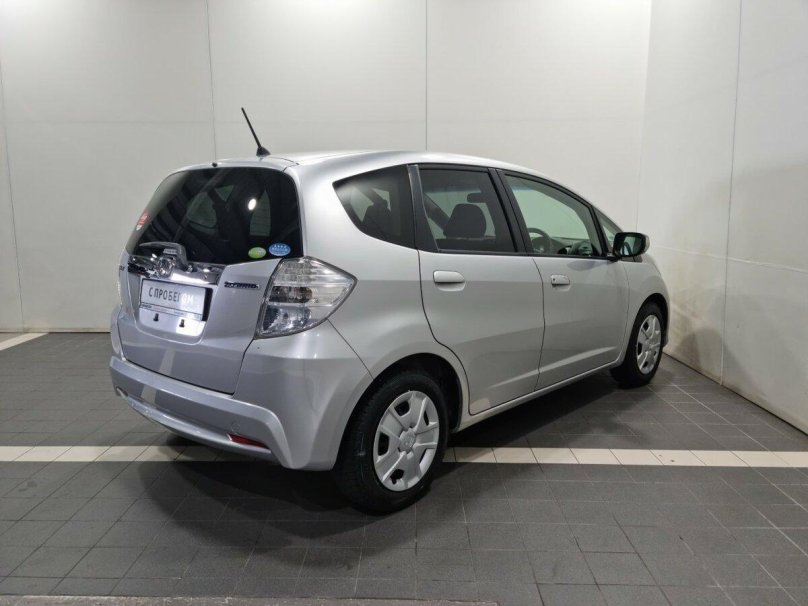 Серебристый Хонда фит гибрид