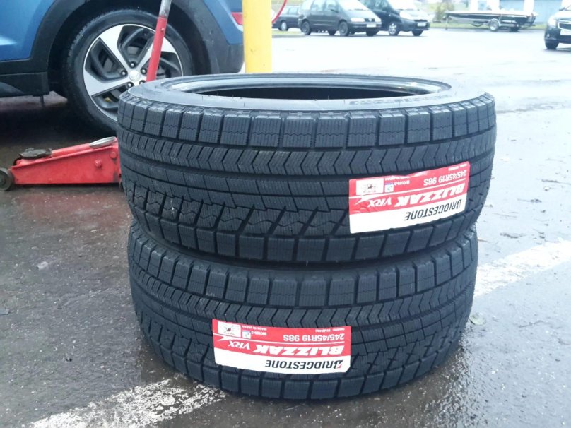 Bridgestone Blizzak Ice 215/50 r17