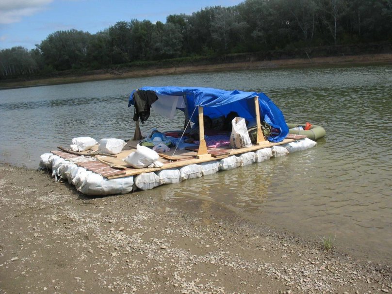 Плот из бутылок