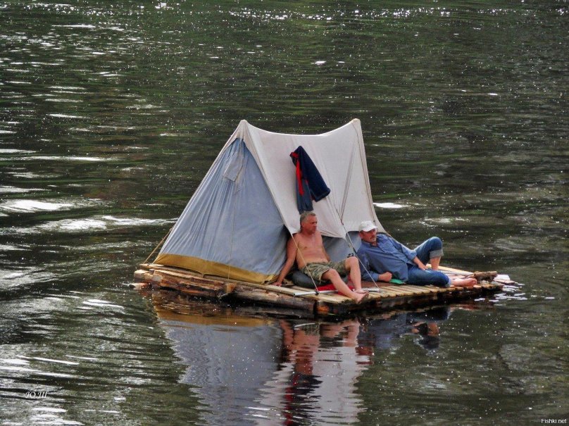 Плот на реке