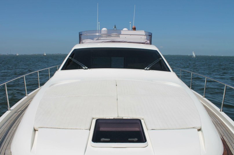 Феретти 550 яхта