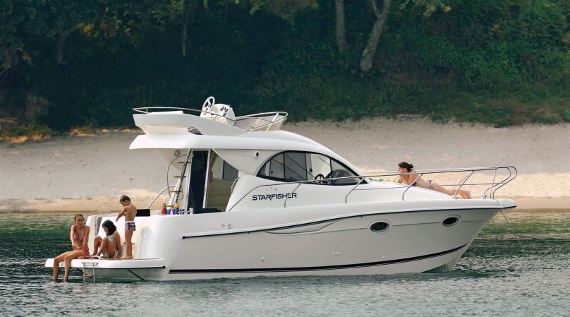 Рыбацкий катер с каютой и флайбриджем