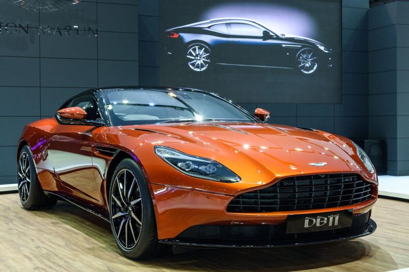 Aston Martin db11 жёлтый