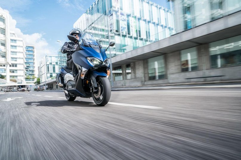 Yamaha t Max с водителем реклама