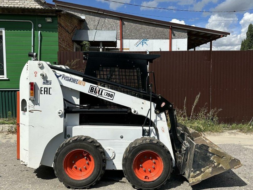 Мини-погрузчик bull sl700