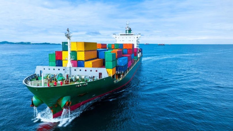 Контейнеровоз вид сбоку