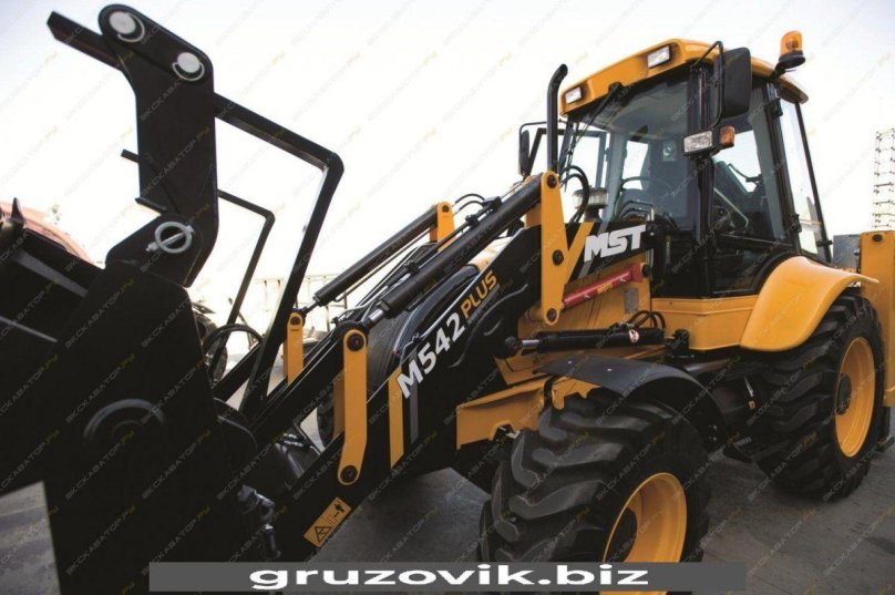 Экскаватор-погрузчик MST m542