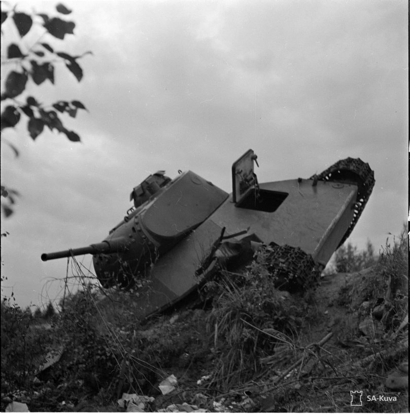 Подбитый танк т-50