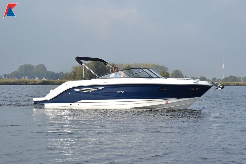 Красивый катер