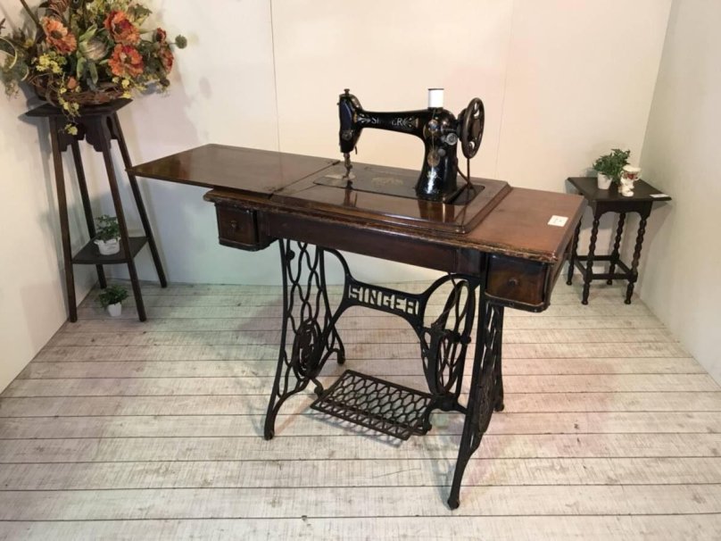 Швейная машинка Зингер ножная