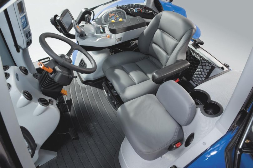 Трактор Нью Холланд 390