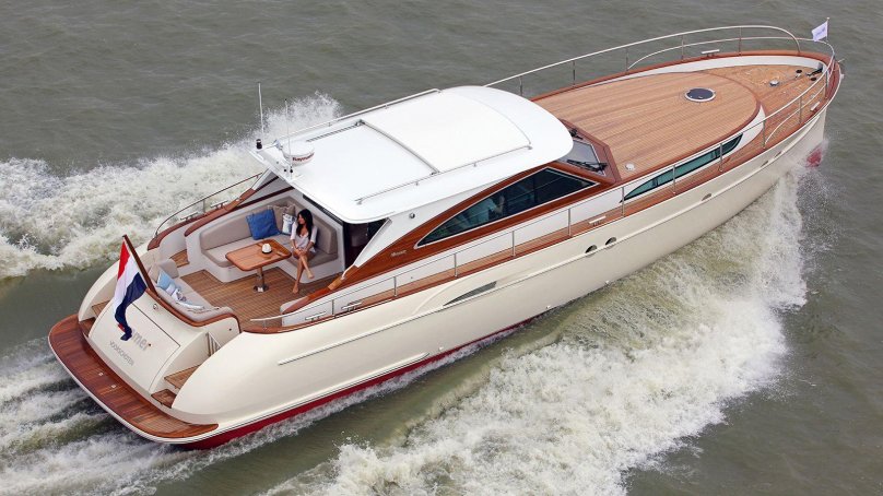 Водоизмещающая моторная яхта Calypso 750