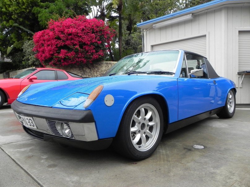 Синий порш купе