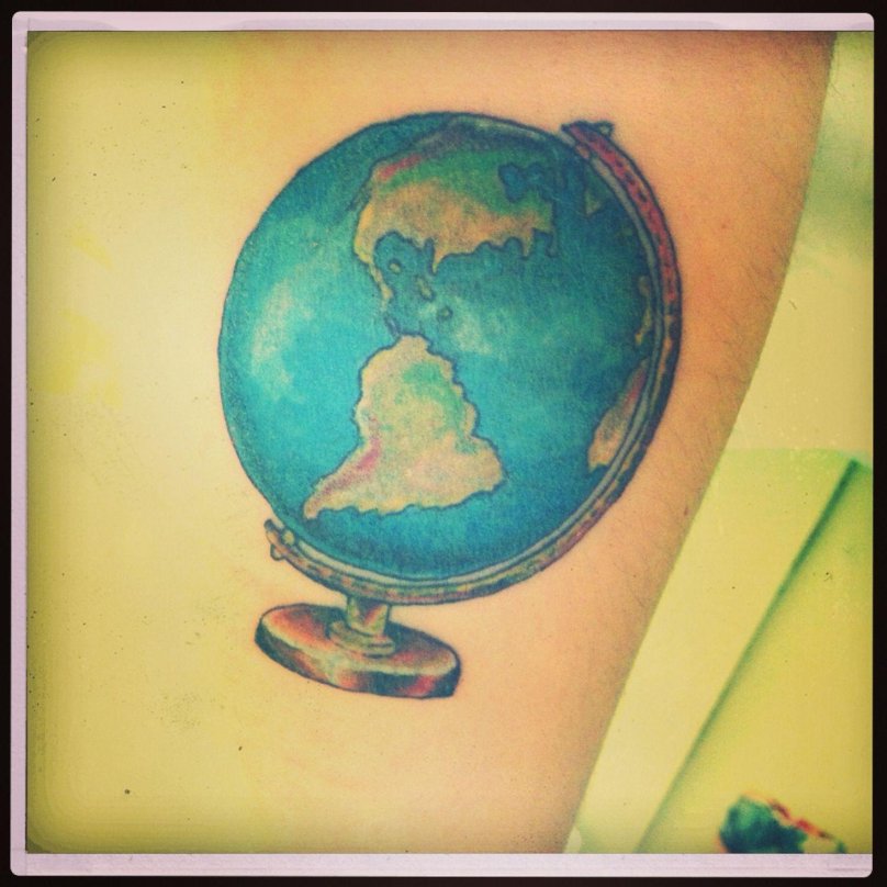 Тату Глобус и самолет