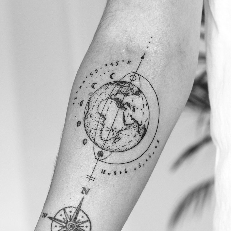 Минималистичные тату компас