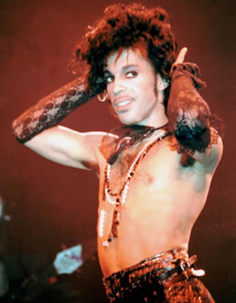 Певец Принс голый