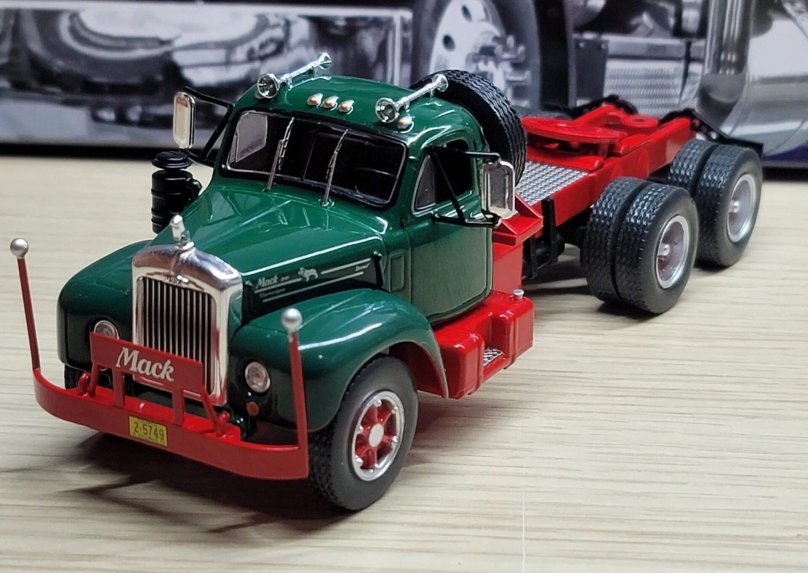 Mack b61 1/43 IXO