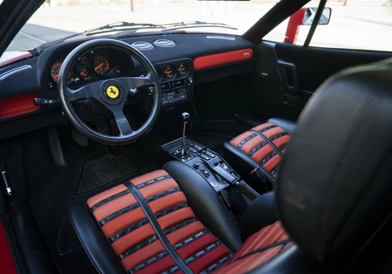 Ferrari 288 GTO салон