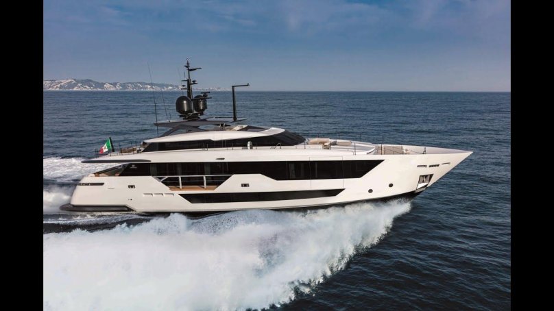 Яхта Custom line 120