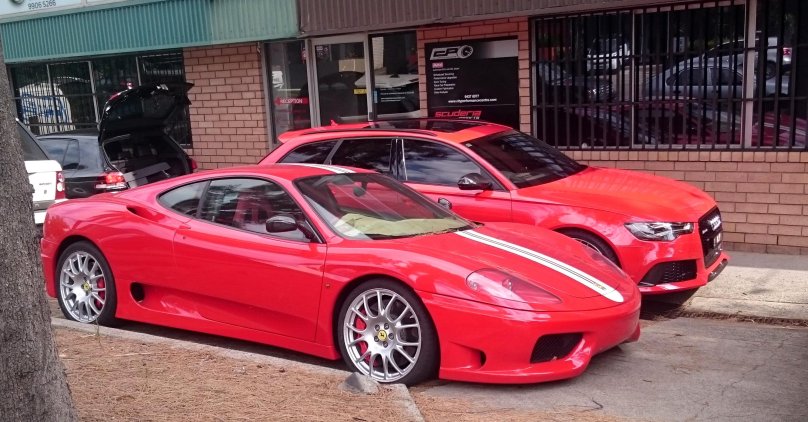 Феррари цвета хрома