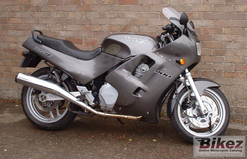 Мотоцикл Триумф 900 кубов