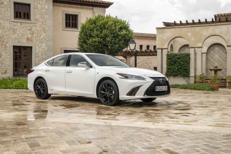 Лексус ЕС 300h