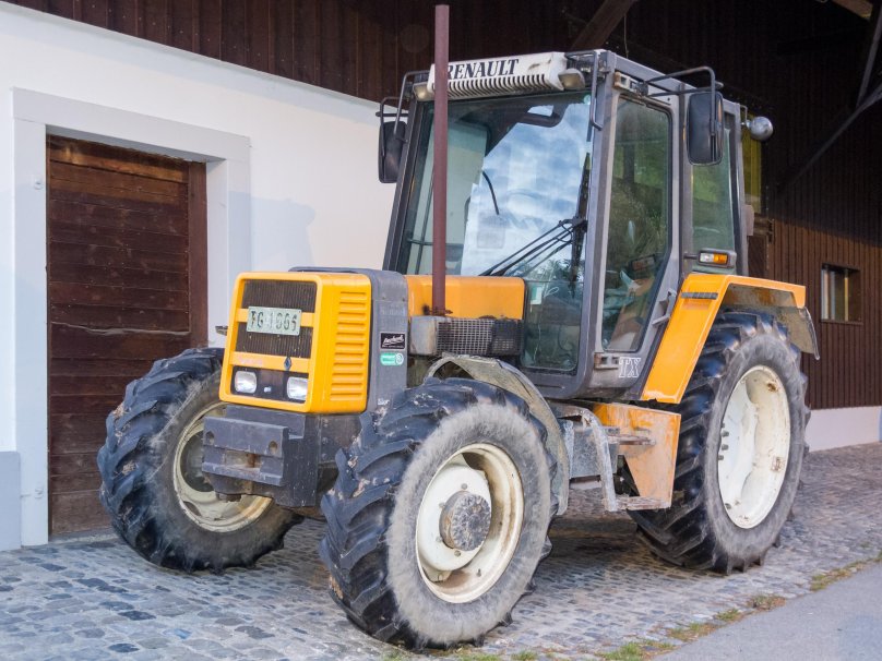 Renault tractor 551