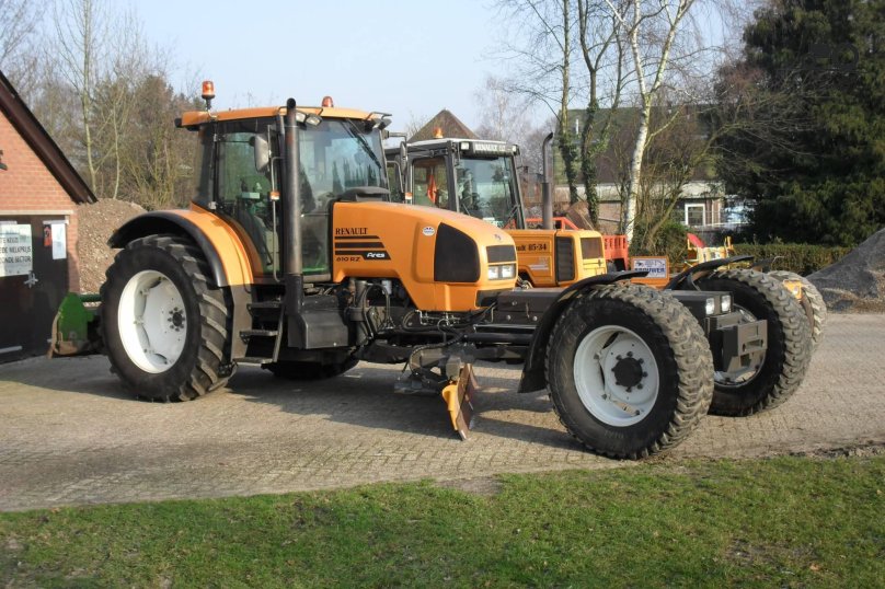 Трактор Renault