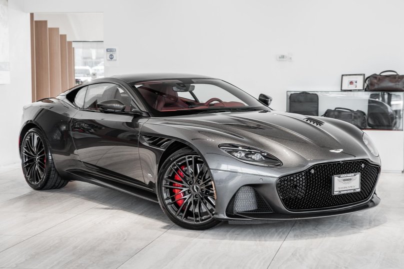 Aston Martin DBS 2022