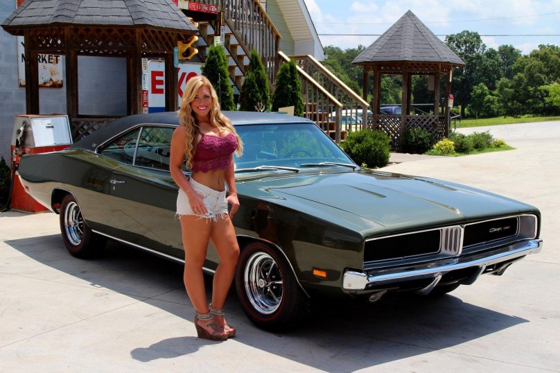 Додж Чарджер 1969 и девушки