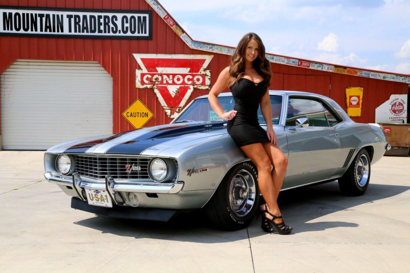 Машина SS С девушкой