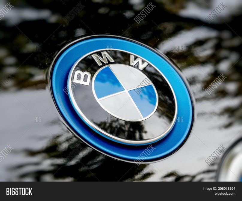 Эмблема BMW на электромобиль