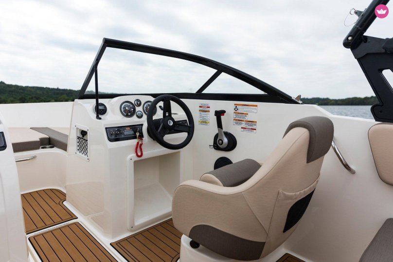 Bayliner 245 кокпит