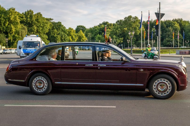 Автомобиль королевы Англии - Bentley State Limousine